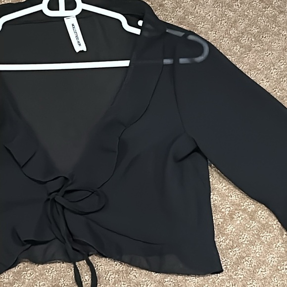 Beautiful Black Sheath Front Tie Cropped Top Made In Italy Size Medium - Picture 3 of 6